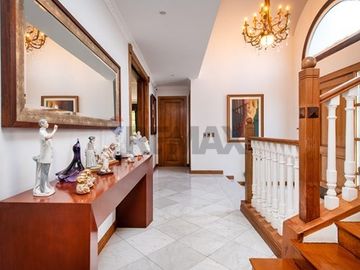 VENTA CASA INGLESA 5D + ESTAR + ESCRITORIO