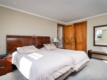 VENTA CASA INGLESA 5D + ESTAR + ESCRITORIO