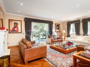 VENTA CASA INGLESA 5D + ESTAR + ESCRITORIO