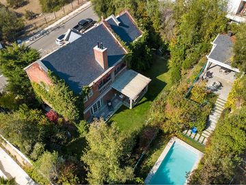 VENTA CASA INGLESA 5D + ESTAR + ESCRITORIO