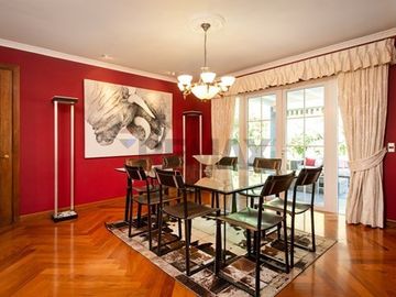 VENTA CASA INGLESA 5D + ESTAR + ESCRITORIO