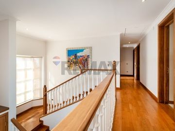 VENTA CASA INGLESA 5D + ESTAR + ESCRITORIO