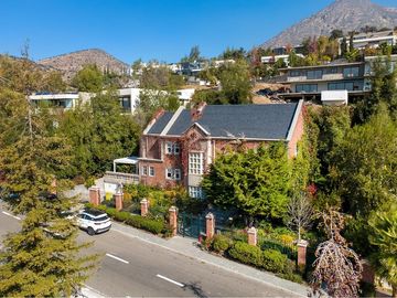 VENTA CASA INGLESA 5D + ESTAR + ESCRITORIO