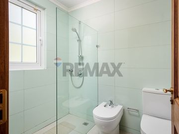 VENTA CASA INGLESA 5D + ESTAR + ESCRITORIO