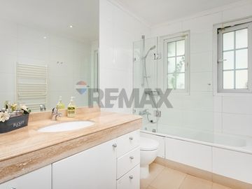 VENTA CASA INGLESA 5D + ESTAR + ESCRITORIO