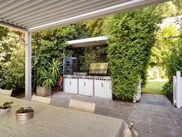 VENTA CASA INGLESA 5D + ESTAR + ESCRITORIO