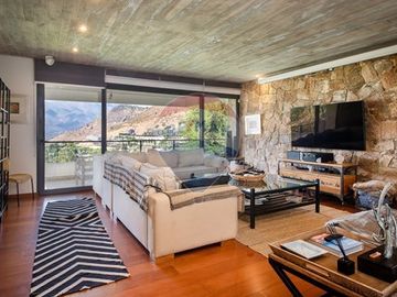 Exclusiva casa Mediterránea vista a la cordillera.