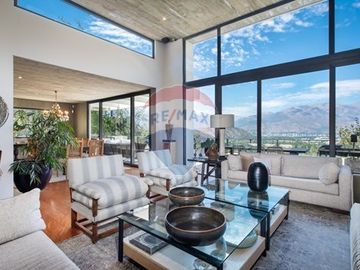 Exclusiva casa Mediterránea vista a la cordillera.