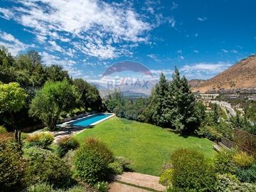 Exclusiva casa Mediterránea vista a la cordillera.