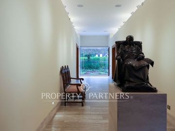Elegante casa de lujo, diseñada con máximo detalle y terminaciones de primer nivel, con vista a la cancha de golf.