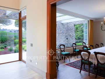 Elegante casa de lujo, diseñada con máximo detalle y terminaciones de primer nivel, con vista a la cancha de golf.