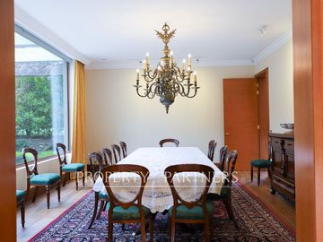 Elegante casa de lujo, diseñada con máximo detalle y terminaciones de primer nivel, con vista a la cancha de golf.