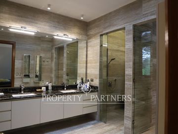 Elegante casa de lujo, diseñada con máximo detalle y terminaciones de primer nivel, con vista a la cancha de golf.