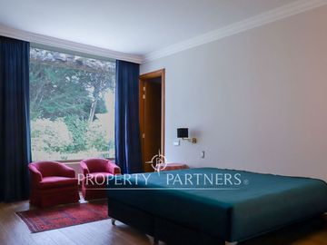 Elegante casa de lujo, diseñada con máximo detalle y terminaciones de primer nivel, con vista a la cancha de golf.