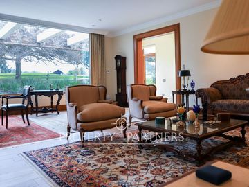 Elegante casa de lujo, diseñada con máximo detalle y terminaciones de primer nivel, con vista a la cancha de golf.