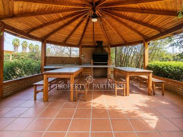 Lo Pinto, Casa en Condominio con Agua Propia, Gran Jardín y Cabaña de Invitados