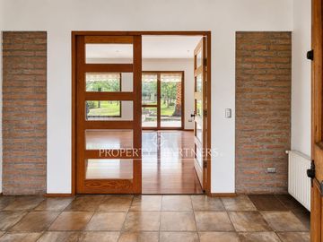 Lo Pinto, Casa en Condominio con Agua Propia, Gran Jardín y Cabaña de Invitados