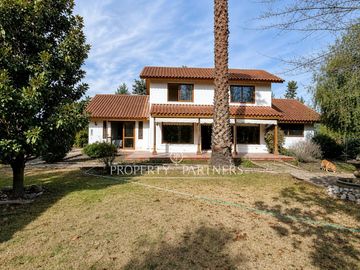 Lo Pinto, Casa en Condominio con Agua Propia, Gran Jardín y Cabaña de Invitados
