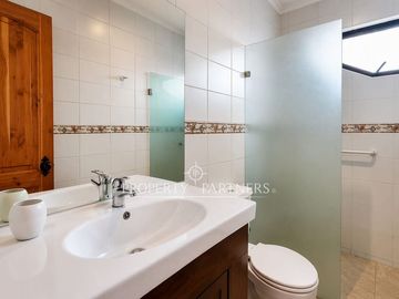 Lo Pinto, Casa en Condominio con Agua Propia, Gran Jardín y Cabaña de Invitados