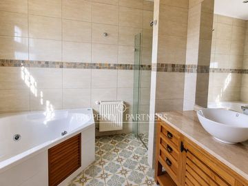 Lo Pinto, Casa en Condominio con Agua Propia, Gran Jardín y Cabaña de Invitados
