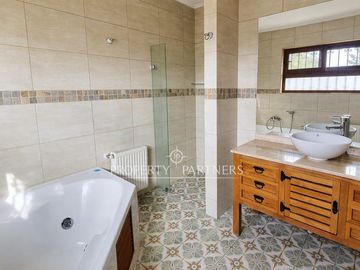 Lo Pinto, Casa en Condominio con Agua Propia, Gran Jardín y Cabaña de Invitados