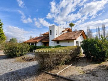 Lo Pinto, Casa en Condominio con Agua Propia, Gran Jardín y Cabaña de Invitados