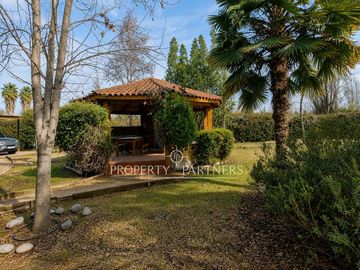 Lo Pinto, Casa en Condominio con Agua Propia, Gran Jardín y Cabaña de Invitados