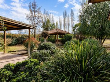 Lo Pinto, Casa en Condominio con Agua Propia, Gran Jardín y Cabaña de Invitados