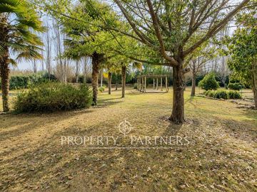 Lo Pinto, Casa en Condominio con Agua Propia, Gran Jardín y Cabaña de Invitados
