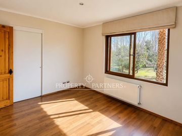 Lo Pinto, Casa en Condominio con Agua Propia, Gran Jardín y Cabaña de Invitados