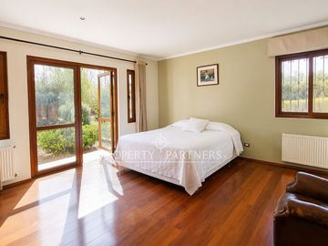 Lo Pinto, Casa en Condominio con Agua Propia, Gran Jardín y Cabaña de Invitados