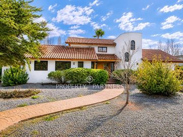 Lo Pinto, Casa en Condominio con Agua Propia, Gran Jardín y Cabaña de Invitados