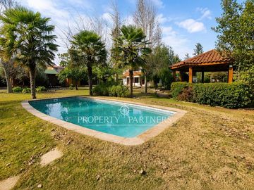 Lo Pinto, Casa en Condominio con Agua Propia, Gran Jardín y Cabaña de Invitados