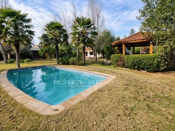 Lo Pinto, Casa en Condominio con Agua Propia, Gran Jardín y Cabaña de Invitados