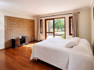 Lo Pinto, Casa en Condominio con Agua Propia, Gran Jardín y Cabaña de Invitados