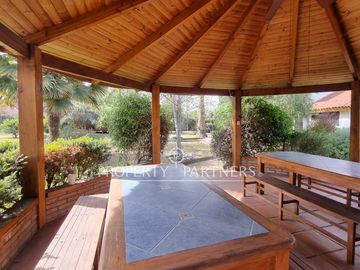 Lo Pinto, Casa en Condominio con Agua Propia, Gran Jardín y Cabaña de Invitados