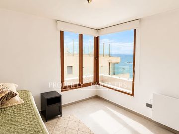 Vista despejada al mar y en primera línea, espectacular departamento remodelado y amoblado