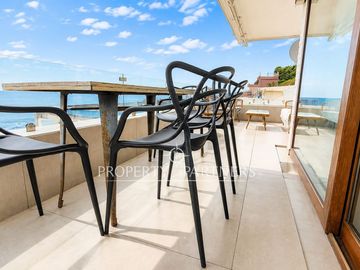 Vista despejada al mar y en primera línea, espectacular departamento remodelado y amoblado