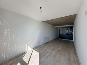 Departamento de dos dormitorios con cochera y amenities en venta