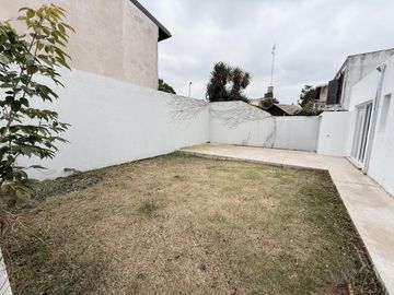 Venta: Casa de tres dormitorios con galería y parrillero a estrenar en Fisherton, Rosario