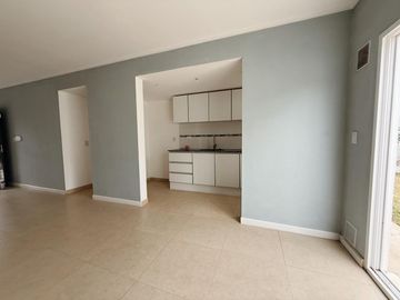 Venta: Casa de tres dormitorios con galería y parrillero a estrenar en Fisherton, Rosario
