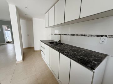 Venta: Casa de tres dormitorios con galería y parrillero a estrenar en Fisherton, Rosario