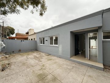 Venta: Casa de tres dormitorios con galería y parrillero a estrenar en Fisherton, Rosario