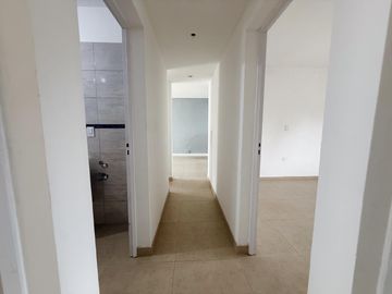 Venta: Casa de tres dormitorios con galería y parrillero a estrenar en Fisherton, Rosario