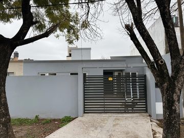 Venta: Casa de tres dormitorios con galería y parrillero a estrenar en Fisherton, Rosario