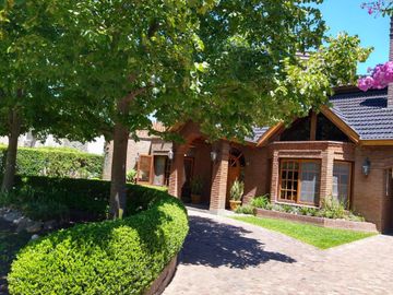 Casa en venta y alquiler anual en Country Banco Provincia