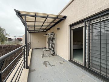 Casa de 3 dormitorios con 2 cocheras, jardín y pileta en Refinería