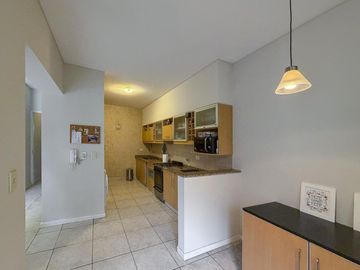 Casa de 3 dormitorios con 2 cocheras, jardín y pileta en Refinería
