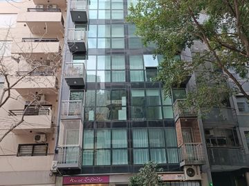 Comodo monoambiente con balcón al frente a mts de Av. Cabildo