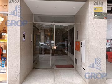 Comodo monoambiente con balcón al frente a mts de Av. Cabildo